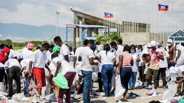 Haitian migrants collect their belongings after U.S. authorities flew them out of a Texas border city after crossing the Rio Grande river from Mexico, at Toussaint Louverture International Airport in Port-au-Prince, Haiti September 21, 2021 - Sputnik International