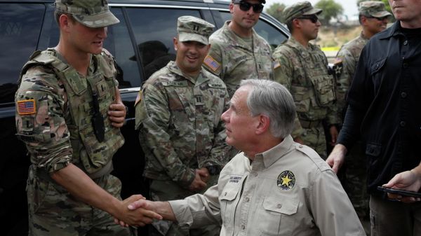 Texas Governor Gregg Abbott shakes hands with a U.S. Soldier after a news conference near the International Bridge between Mexico and the U.S., where migrants seeking asylum in the U.S. are waiting to be processed, in Del Rio, Texas, U.S., September 21, 2021 - Sputnik International