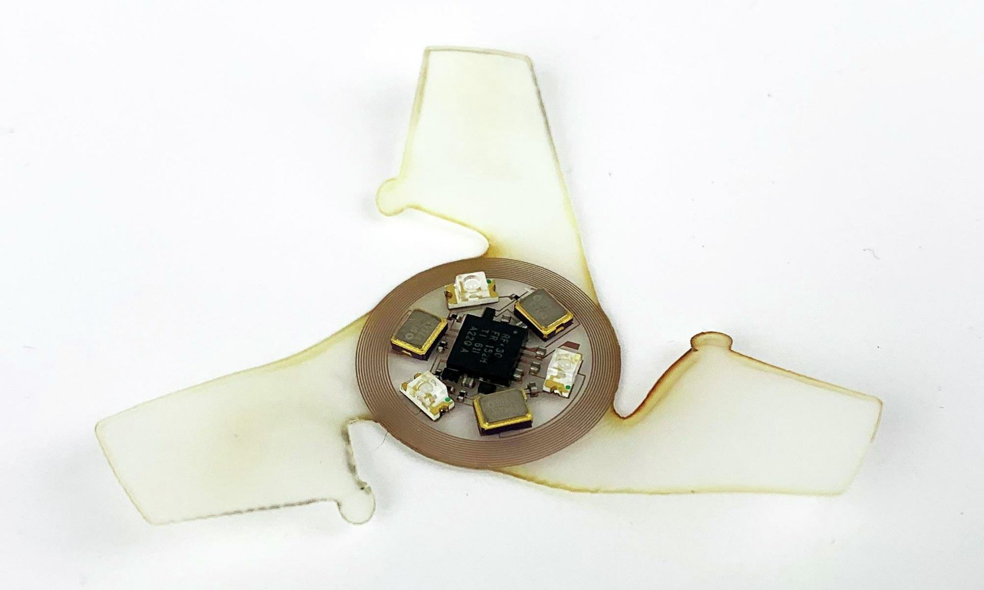 A close-up of a 3D microflier, outfitted with a coil antenna and UV sensors  - Sputnik International, 1920, 23.09.2021
