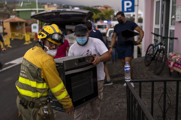 Residents remove their belongings from their houses as lava from a volcano eruption creeps closer and they are evacuated from their village in Los Llanos de Aridane, on the island of La Palma, Canary Islands.  - Sputnik International