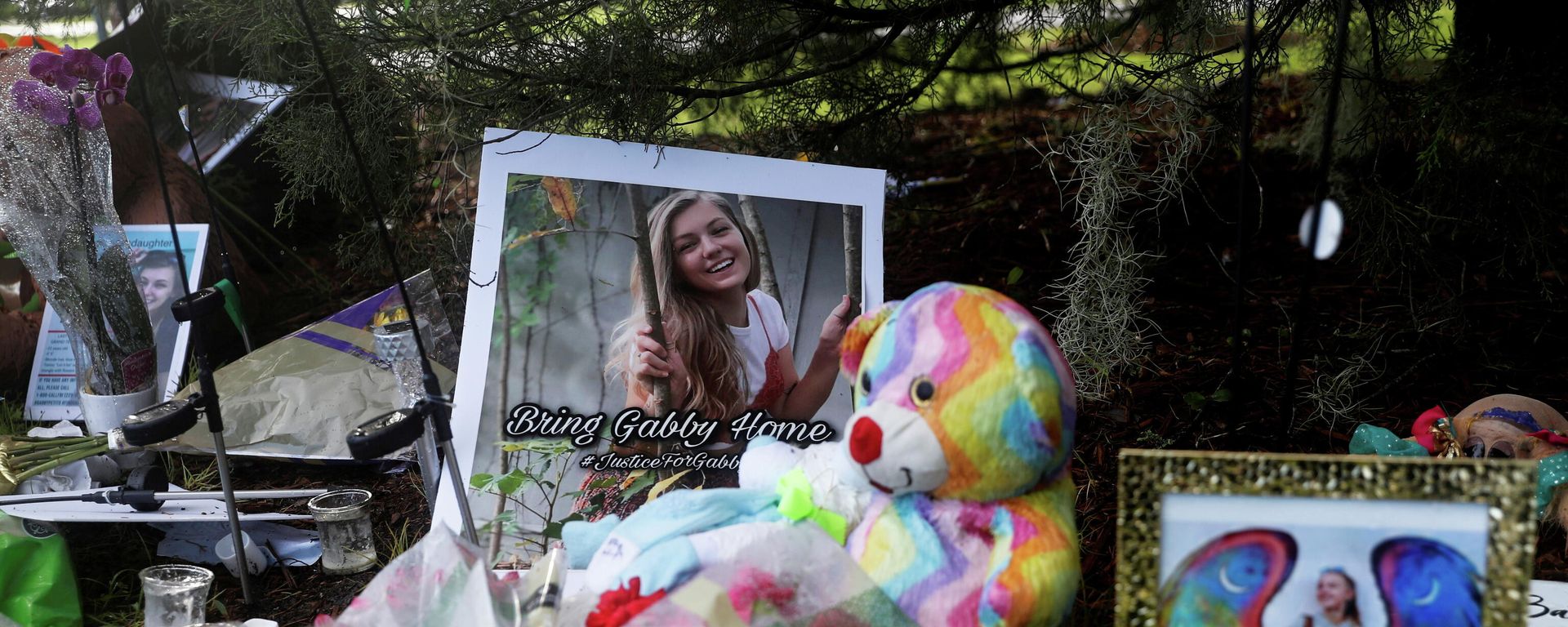 A makeshift memorial for Gabby Petito is seen, after a woman's body found in a Wyoming national park was identified as that of the missing 22-year-old travel blogger, near North Port City Hall in North Port, Florida, U.S., September 22, 2021 A makeshift memorial for Gabby Petito is seen, after a woman's body found in a Wyoming national park was identified as that of the missing 22-year-old travel blogger, near North Port City Hall in North Port, Florida, U.S., September 22, 2021 - Sputnik International, 1920, 12.10.2021