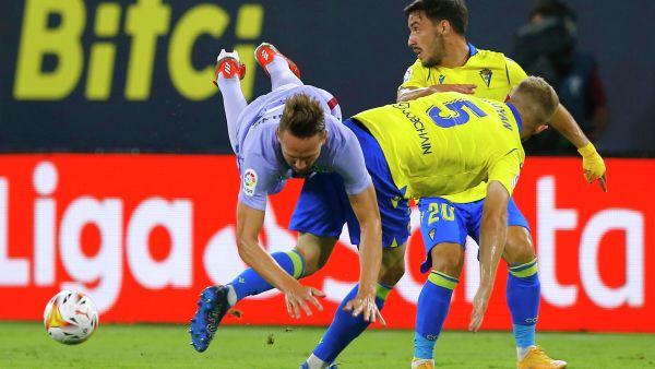 Soccer Football - LaLiga - Cadiz v FC Barcelona - Estadio Nuevo Mirandilla, Cadiz, Spain - September 23, 2021 FC Barcelona's Luuk de Jong in action with Cadiz's Varazdat Haroyan - Sputnik International