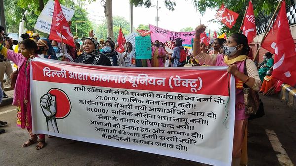 Dilli ASHA Kamgar Union (a group of healthcare activists) raising demand of INR 10,000 ($135) per month as COVID allowance and INR 21,000 ($284) per month as minimum pay - Sputnik International