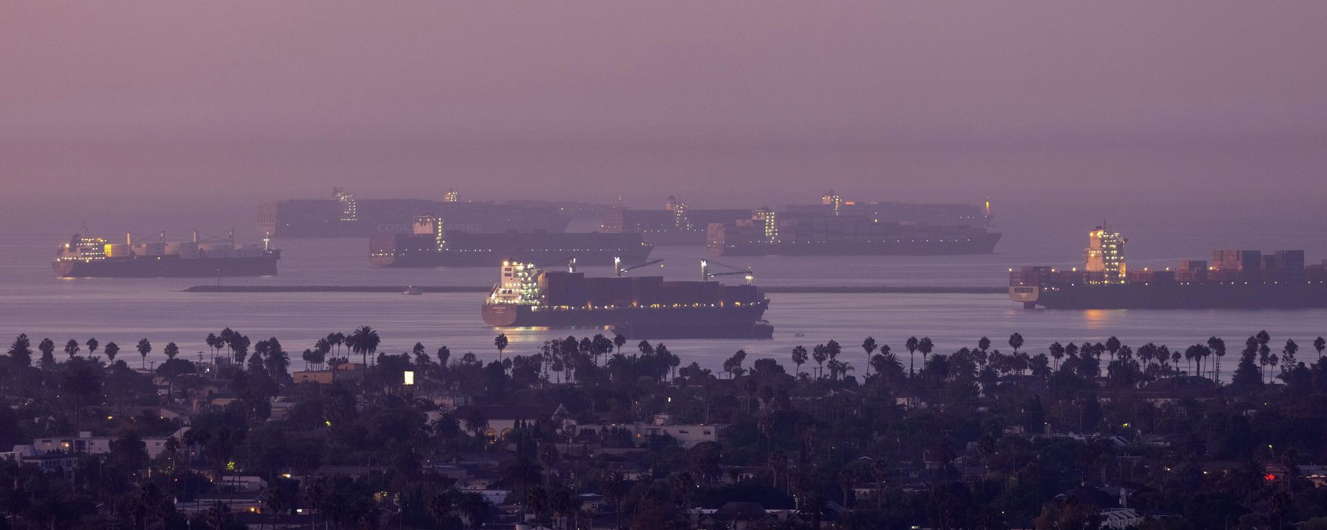 A record number of cargo container ships wait to unload due to the jammed ports of Los Angeles and Long Beach near Long Beach, California, U.S., September 22, 2021. REUTERS/Mike Blake A record number of cargo container ships wait to unload due to the jammed ports of Los Angeles and Long Beach near Long Beach, California, U.S., September 22, 2021. REUTERS/Mike Blake - Sputnik International, 1920, 25.09.2021
