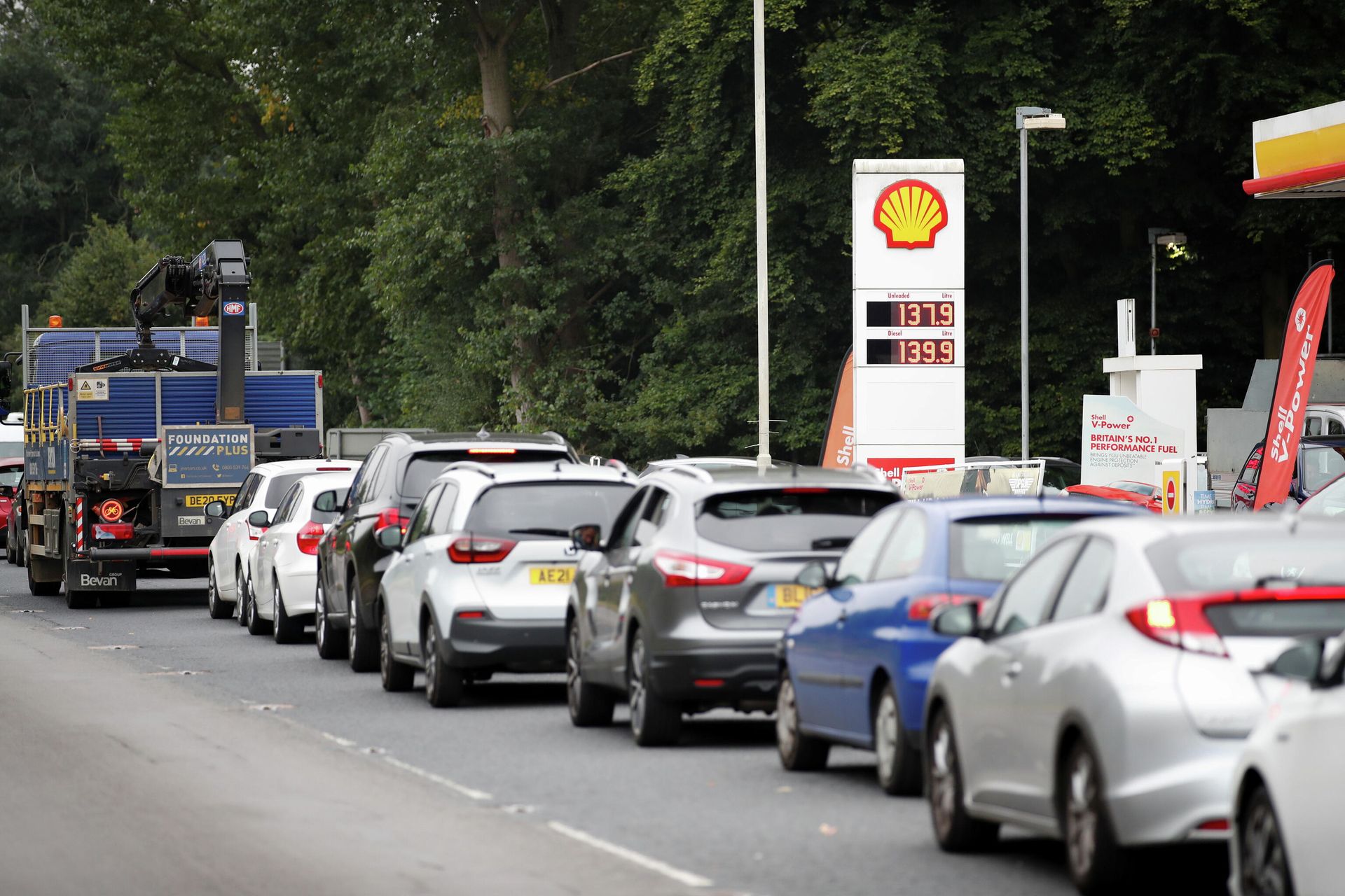 Vehicles queue to refill outside a Shell fuel station in Redbourn, Britain, September 25, 2021. REUTERS/Peter Cziborra Vehicles queue to refill outside a Shell fuel station in Redbourn, Britain, September 25, 2021. REUTERS/Peter Cziborra - Sputnik International, 1920, 28.09.2021