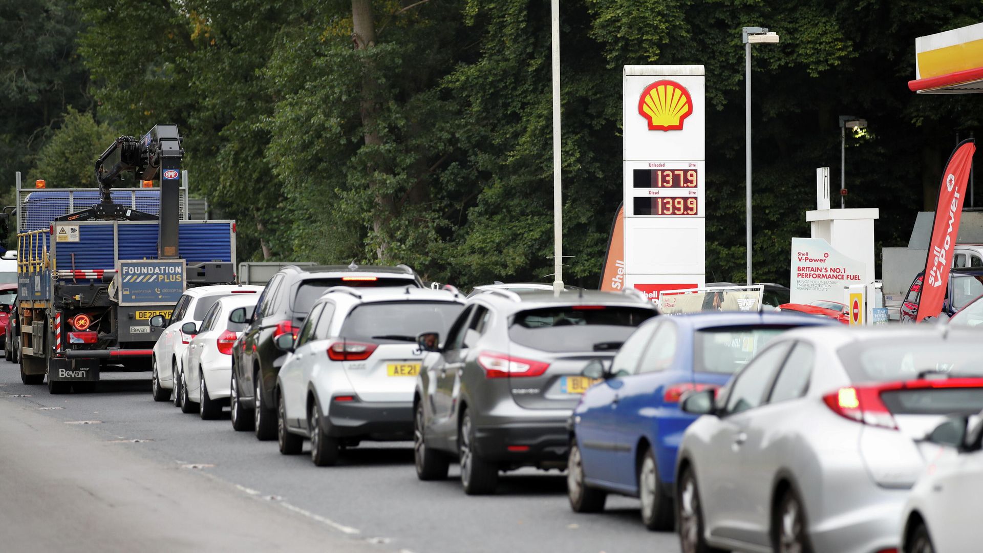 Vehicles queue to refill outside a Shell fuel station in Redbourn, Britain, September 25, 2021. REUTERS/Peter Cziborra Vehicles queue to refill outside a Shell fuel station in Redbourn, Britain, September 25, 2021. REUTERS/Peter Cziborra - Sputnik International, 1920, 25.09.2021