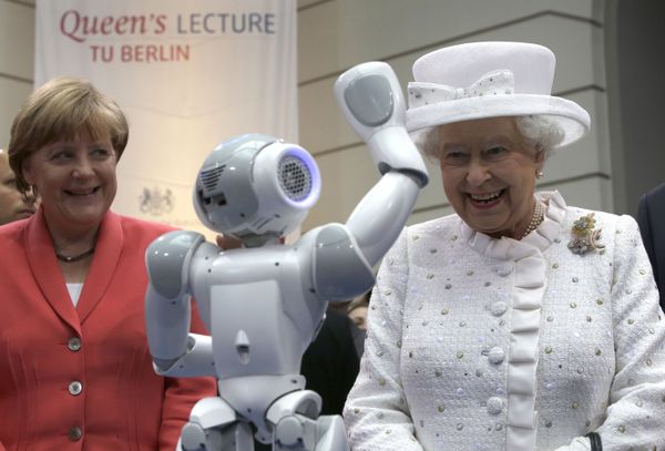 German Chancellor Angela Merkel and Queen Elizabeth II attending an exhibition at the Technische Universitaet (Technical University of Berlin). 24 June 2015. - Sputnik International