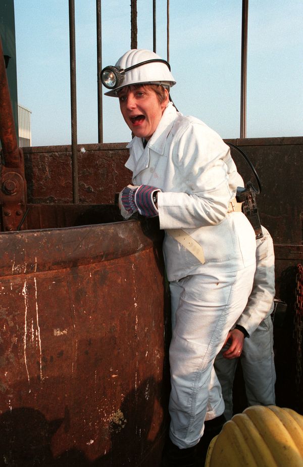 Angela Merkel, then from the Federal Ministry of the Environment climbs into a gondola car to travel down the 650-metre deep Gorleben Gorleben salt dome. 23 March 1995. - Sputnik International