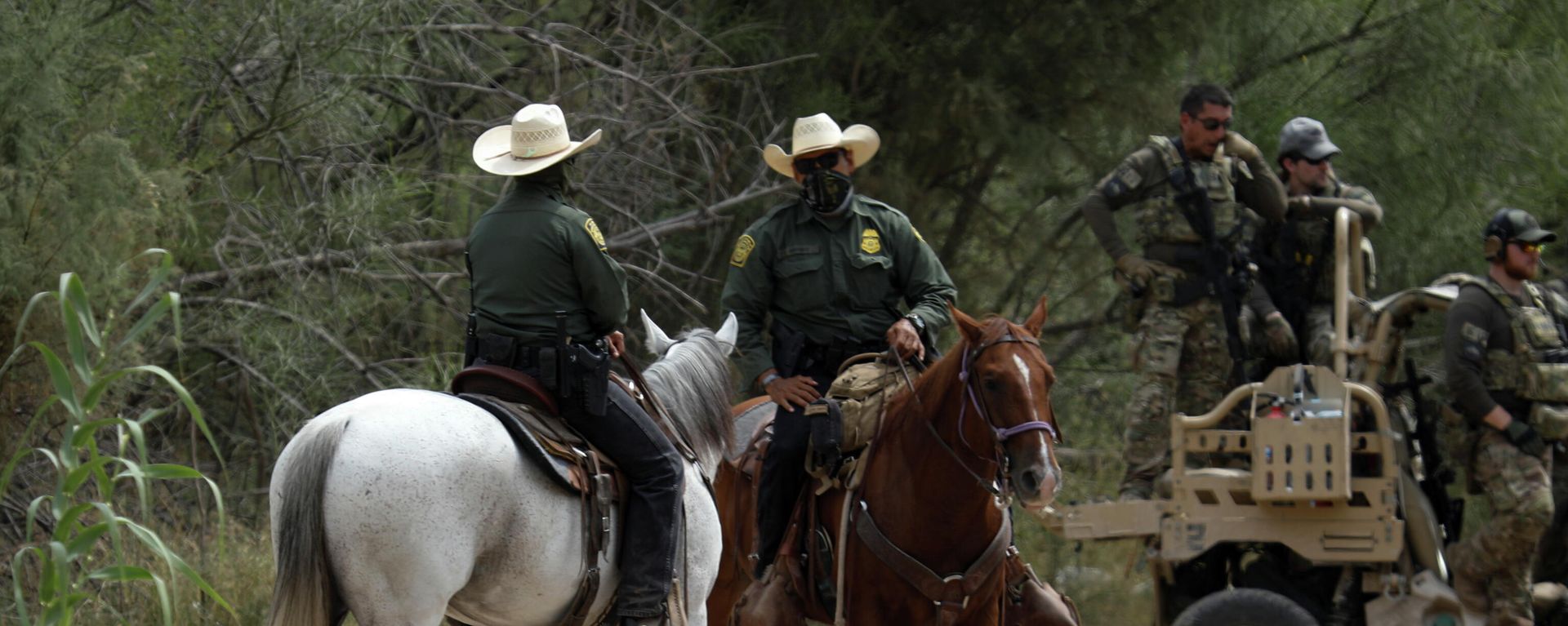 U.S. Border Patrol officers stand guard near the International Bridge between Mexico and the U.S., where migrants seeking asylum in the U.S. are waiting to be processed, in Del Rio, Texas, U.S., September 21, 2021 - Sputnik International, 1920, 26.09.2021