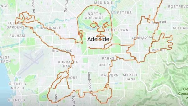 Cyclist Pete Stokes draws a baby from Nirvana's Nevermind album cover by tracking his movements around the town of Adelaide, Australia on the 30th anniversary of the album's release in 2021. - Sputnik International