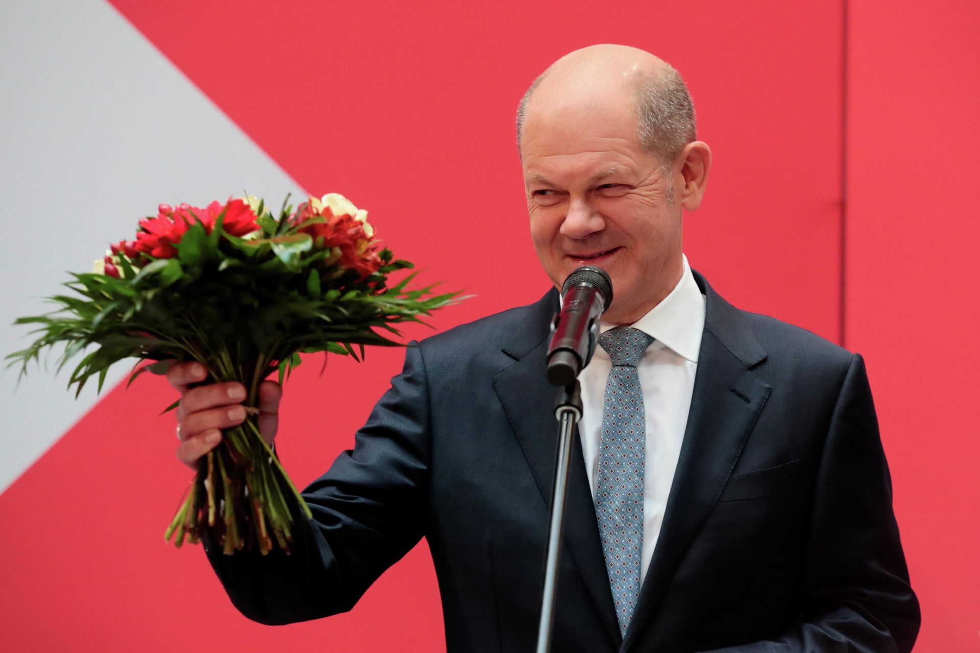 Social Democratic Party (SPD) leader and top candidate for chancellor Olaf Scholz receives flowers, one day after the general elections in Berlin, Germany, September 27, 2021 Social Democratic Party (SPD) leader and top candidate for chancellor Olaf Scholz receives flowers, one day after the general elections in Berlin, Germany, September 27, 2021 - Sputnik International, 1920, 27.09.2021