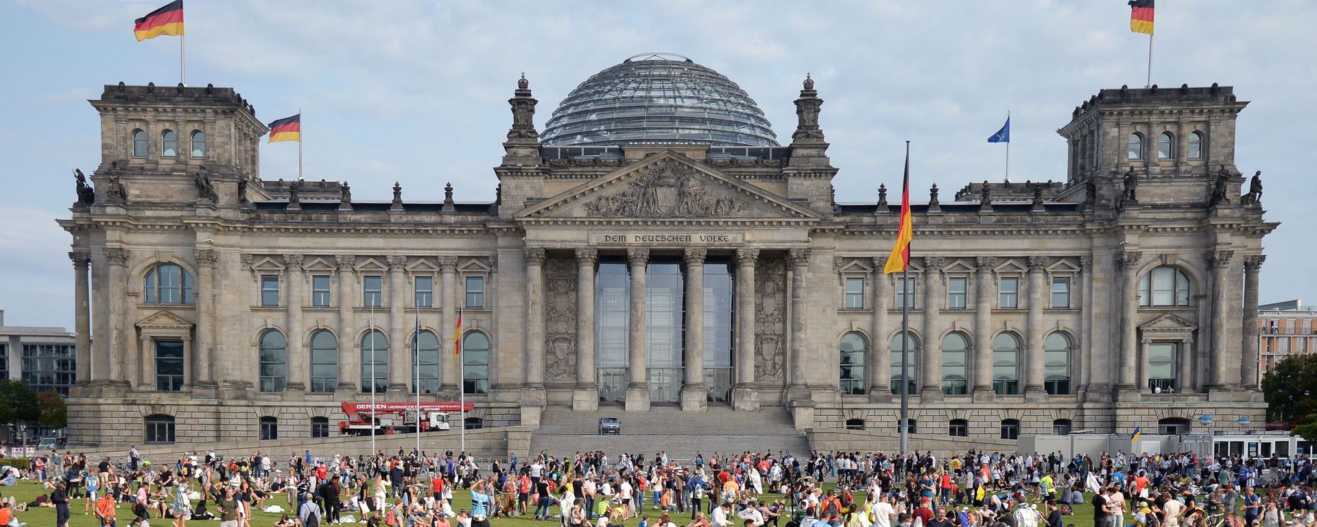 Residents of Berlin spend their time in front of the Bundestag building on the day of the parliamentary election, 26 September 2021 Residents of Berlin spend their time in front of the Bundestag building on the day of the parliamentary election, 26 September 2021 - Sputnik International, 1920, 26.02.2023