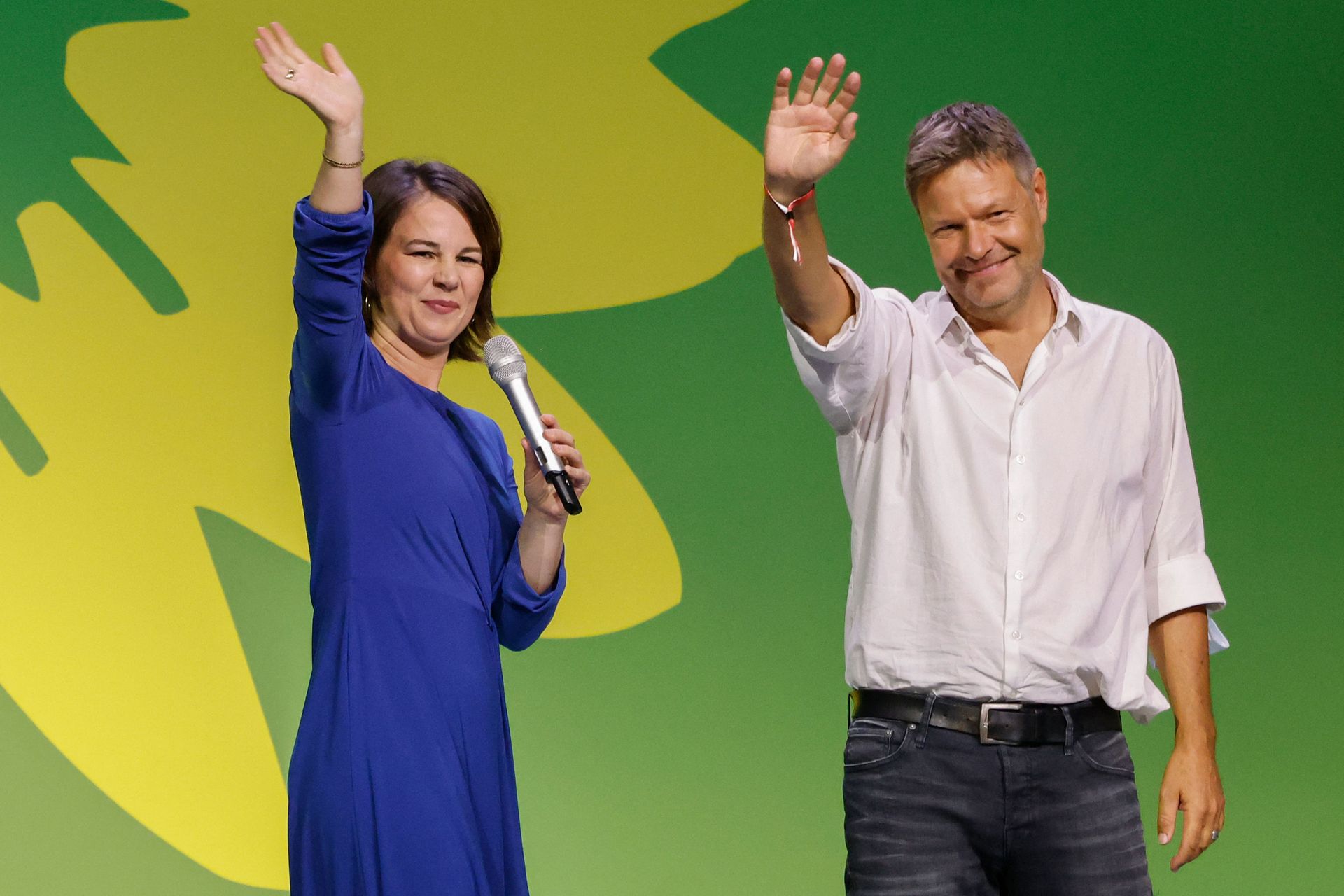 The co-leader of Germany's Green party (Die Gruenen) and the party's candidate for chancellor Annalena Baerbock (L) and co-leader of Germany's Green party (Die Gruenen) Robert Habeck wave at their electoral party after estimates were broadcast on television in Berlin on 26 September 2021 after the German general elections. The co-leader of Germany's Green party (Die Gruenen) and the party's candidate for chancellor Annalena Baerbock (L) and co-leader of Germany's Green party (Die Gruenen) Robert Habeck wave at their electoral party after estimates were broadcast on television in Berlin on 26 September 2021 after the German general elections. - Sputnik International, 1920, 27.09.2021