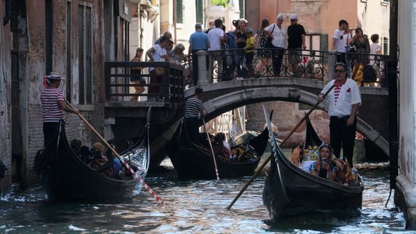 Tourists visit Venice as the municipality prepares to charge them up to 10 Euro for entry into the lagoon city, in order to cut down the number of visitors, in Venice, Italy, September 5, 2021 - Sputnik International