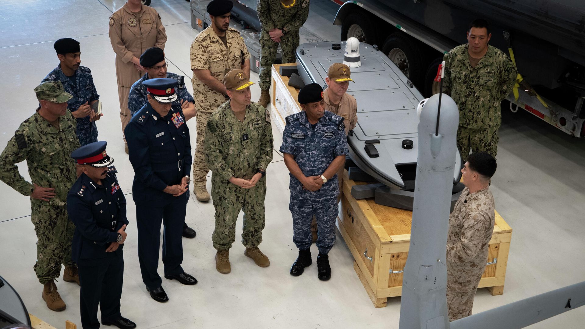 NAVAL SUPPORT ACTIVITY BAHRAIN (Sept. 23, 2021) Vice Adm. Brad Cooper, commander of U.S. Naval Forces Central Command (NAVCENT), U.S. 5th Fleet, and Combined Maritime Forces, center right, along with Major Gen. Ala Abdulla Seyadi, commander of the Bahrain Coast Guard, center left; and Rear Adm NAVAL SUPPORT ACTIVITY BAHRAIN (Sept. 23, 2021) Vice Adm. Brad Cooper, commander of U.S. Naval Forces Central Command (NAVCENT), U.S. 5th Fleet, and Combined Maritime Forces, center right, along with Major Gen. Ala Abdulla Seyadi, commander of the Bahrain Coast Guard, center left; and Rear Adm - Sputnik International, 1920, 27.09.2021