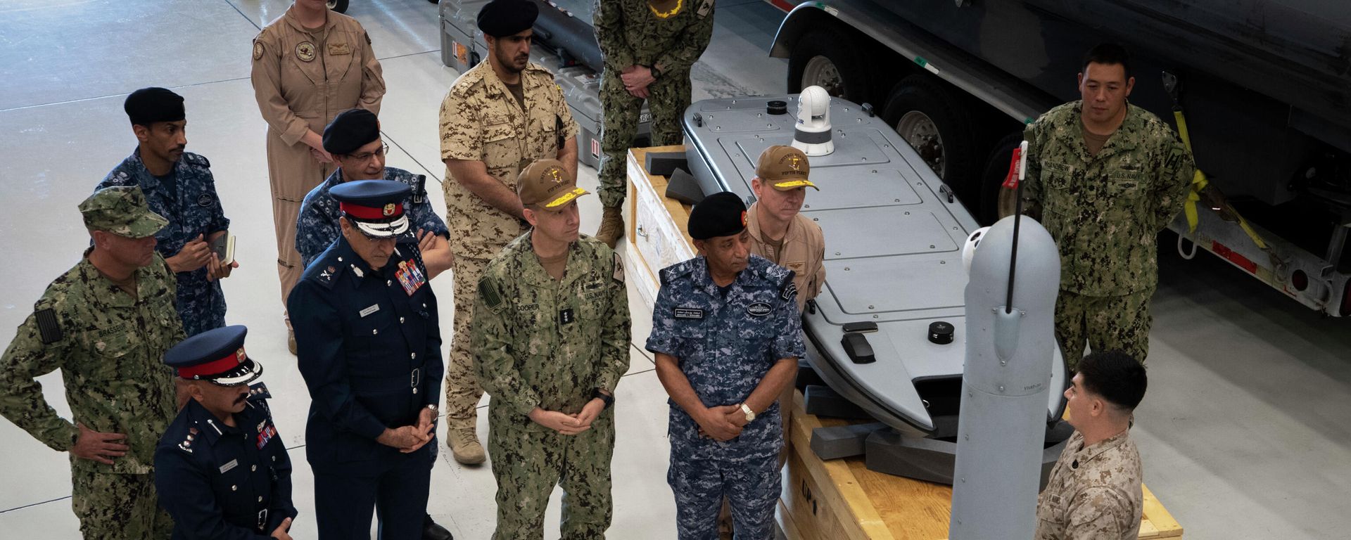 NAVAL SUPPORT ACTIVITY BAHRAIN (Sept. 23, 2021) Vice Adm. Brad Cooper, commander of U.S. Naval Forces Central Command (NAVCENT), U.S. 5th Fleet, and Combined Maritime Forces, center right, along with Major Gen. Ala Abdulla Seyadi, commander of the Bahrain Coast Guard, center left; and Rear Adm NAVAL SUPPORT ACTIVITY BAHRAIN (Sept. 23, 2021) Vice Adm. Brad Cooper, commander of U.S. Naval Forces Central Command (NAVCENT), U.S. 5th Fleet, and Combined Maritime Forces, center right, along with Major Gen. Ala Abdulla Seyadi, commander of the Bahrain Coast Guard, center left; and Rear Adm - Sputnik International, 1920, 27.09.2021