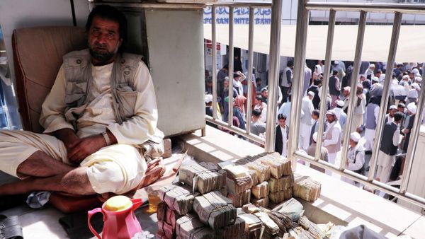 An Afghan money exchange dealer waits for customers at a money exchange market, following banks and markets reopening after the Taliban took over in Kabul, Afghanistan, September 4, 2021 - Sputnik International