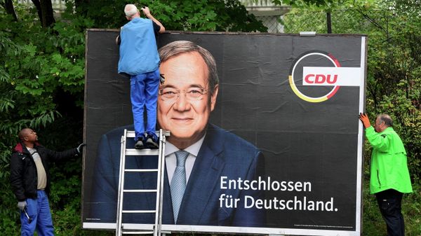 Workers remove an election campaign poster showing Armin Laschet, candidate for Chancellor of Germany's Christian Democratic Union party CDU, the day after the German general elections, in Bad Segeberg near Hamburg, Germany, September 27, 2021 - Sputnik International