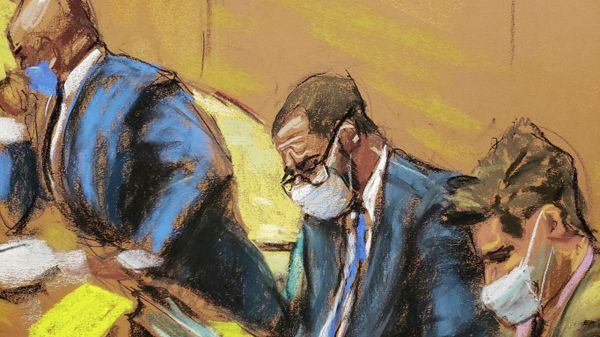 R. Kelly sits with his lawyers Calvin Scholar and Thomas Farinella as the jury deliberate in Kelly's sex abuse trial at Brooklyn's Federal District Court in a courtroom sketch in New York, U.S., September 27, 2021. - Sputnik International