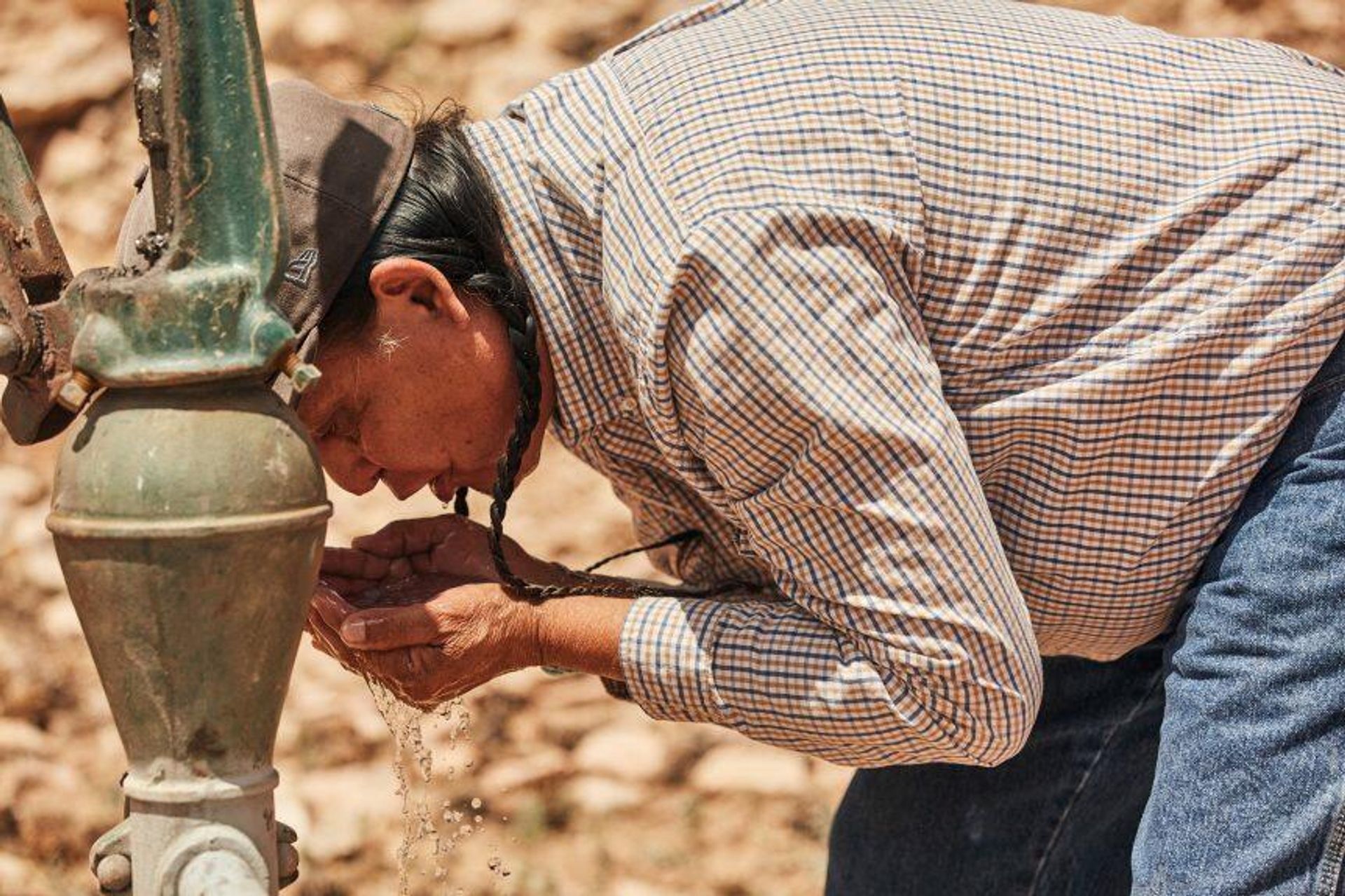 A Navajo man drinks from a water pump A Navajo man drinks from a water pump - Sputnik International, 1920, 27.09.2021