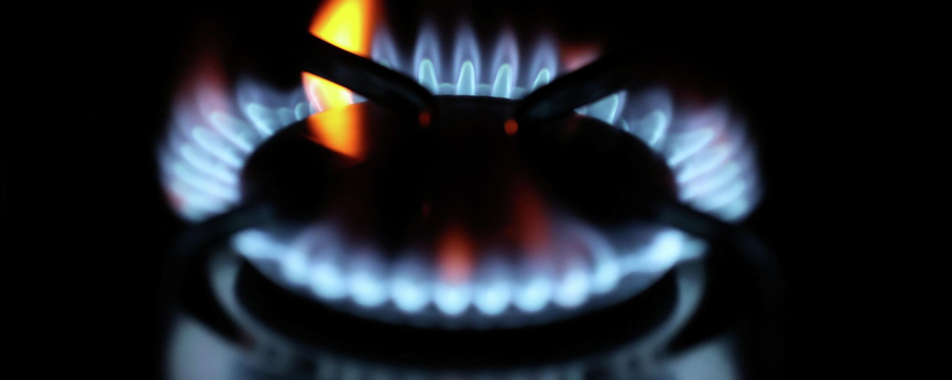 Flames come out of a domestic gas ring of an oven in Durham, Britain, September 23, 2021. Flames come out of a domestic gas ring of an oven in Durham, Britain, September 23, 2021. - Sputnik International, 1920, 09.10.2021