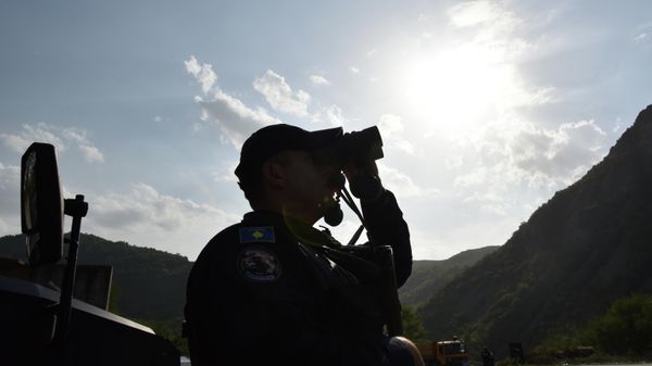 Kosovo special police officers stand guard as hundreds of Kosovo Serbs protest against a government ban on entry of vehicles with Serbian registration plates, in Jarinje, Kosovo, September 27, 2021. - Sputnik International