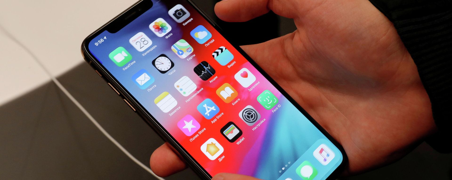 A customer tests a smartphone during the launch of the new iPhone XS and XS Max sales at re:Store Apple reseller shop in Moscow, Russia September 28, 2018. A customer tests a smartphone during the launch of the new iPhone XS and XS Max sales at re:Store Apple reseller shop in Moscow, Russia September 28, 2018. - Sputnik International, 1920, 28.09.2021