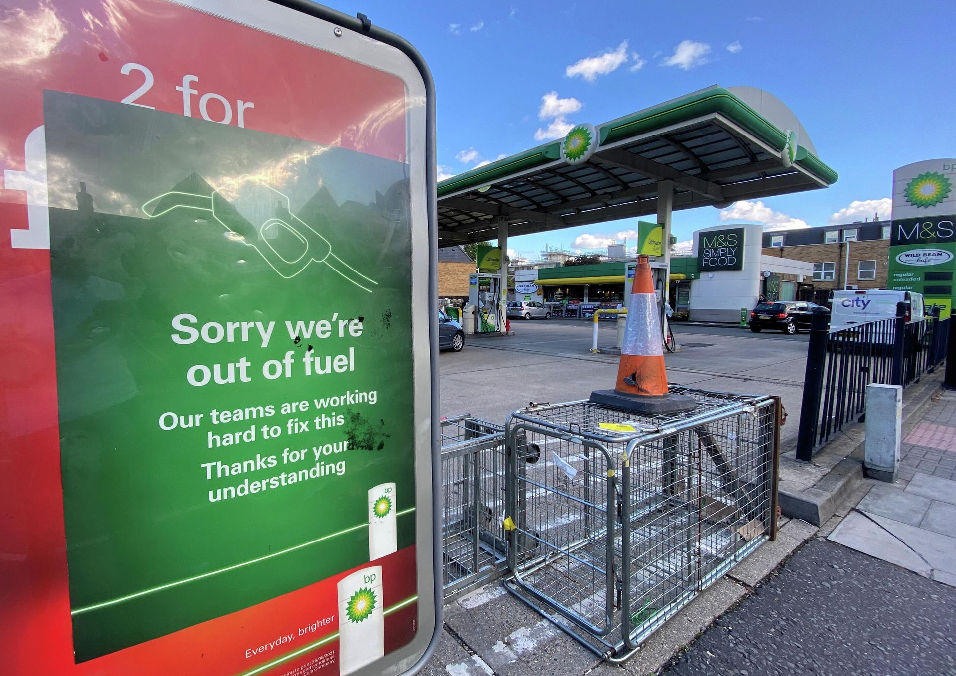 A BP petrol station that has run out of fuel is seen in south London, Britain A BP petrol station that has run out of fuel is seen in south London, Britain - Sputnik International, 1920, 28.09.2021