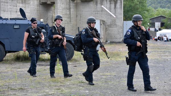 Kosovo special police officers patrol as hundreds of Kosovo Serbs protest against a government ban on entry of vehicles with Serbian registration plates, in Jarinje, Kosovo, September 27, 2021 - Sputnik International