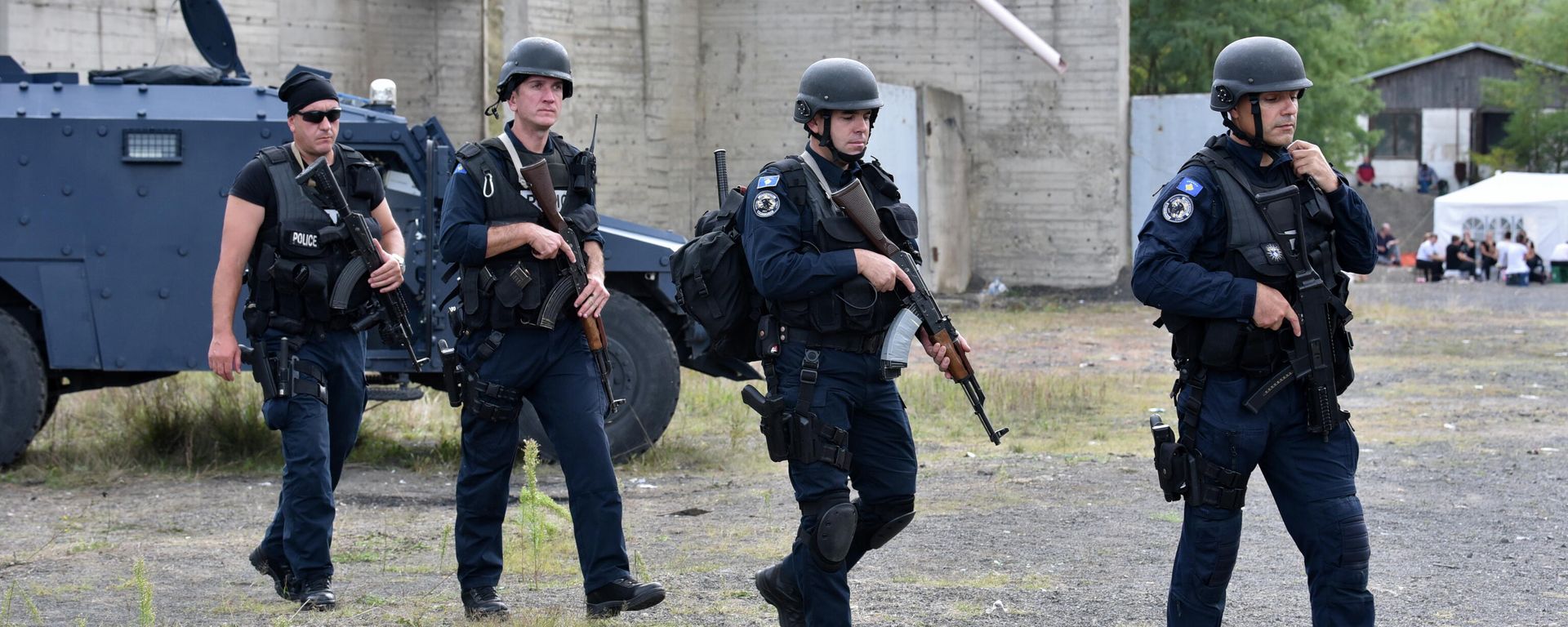 Kosovo special police officers patrol as hundreds of Kosovo Serbs protest against a government ban on entry of vehicles with Serbian registration plates, in Jarinje, Kosovo, September 27, 2021 - Sputnik International, 1920, 28.09.2021