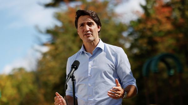 Canada's Prime Minister Justin Trudeau speaks to media after visiting a vaccination clinic in Ottawa, Ontario, Canada September 28, 2021. - Sputnik International