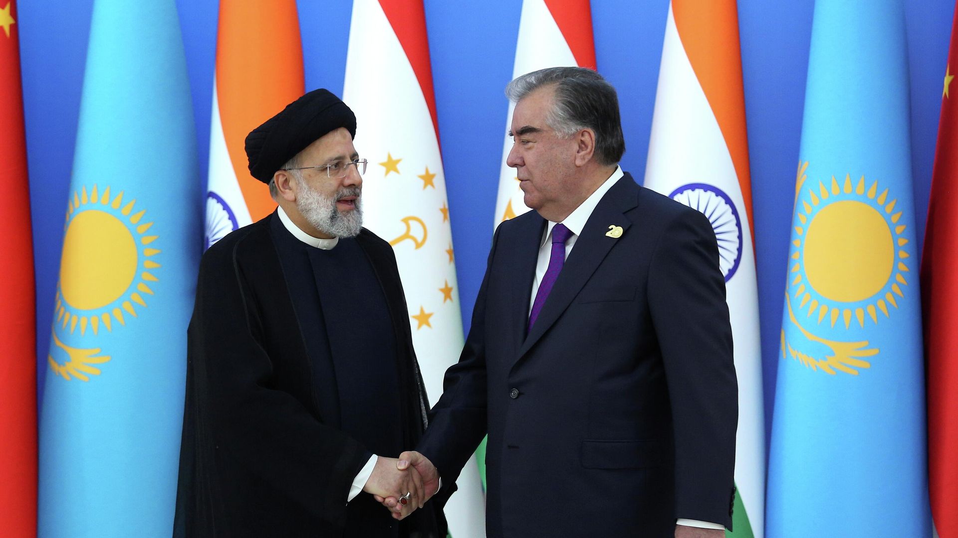 Tajik President Emomali Rakhmon shakes hands with Iranian President Ebrahim Raisi during the Shanghai Cooperation Organization (SCO) summit in Dushanbe, Tajikistan September 17, 2021. Tajik President Emomali Rakhmon shakes hands with Iranian President Ebrahim Raisi during the Shanghai Cooperation Organization (SCO) summit in Dushanbe, Tajikistan September 17, 2021. - Sputnik International, 1920, 29.09.2021