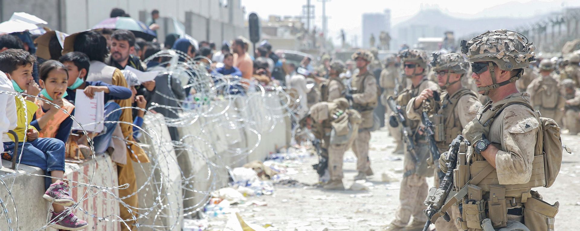 U.S. Marines provide assistance during an evacuation at Hamid Karzai International Airport, in Kabul, Afghanistan, August 20, 2021. U.S. Marines provide assistance during an evacuation at Hamid Karzai International Airport, in Kabul, Afghanistan, August 20, 2021. - Sputnik International, 1920, 29.09.2021