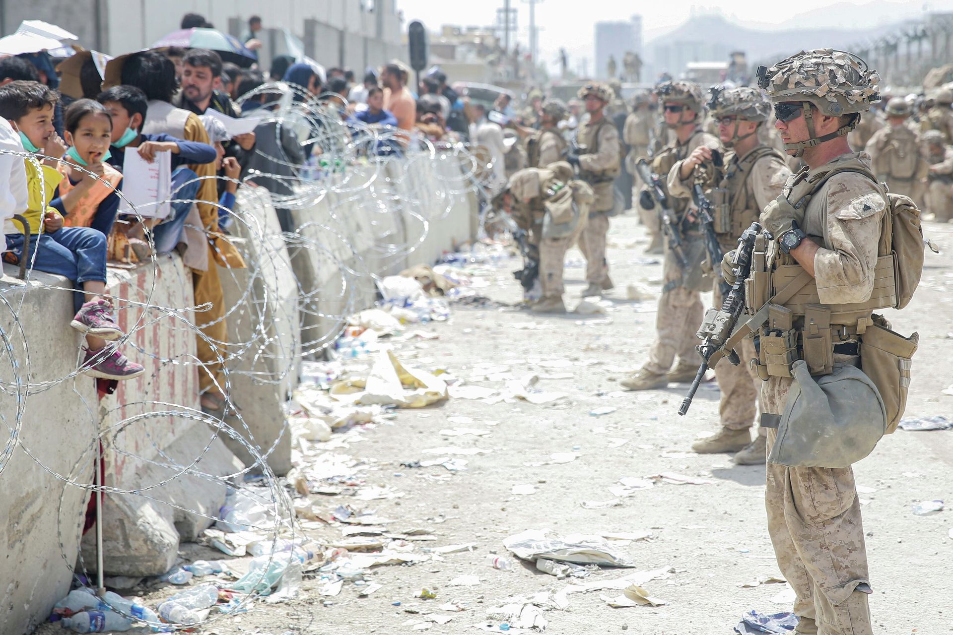 U.S. Marines provide assistance during an evacuation at Hamid Karzai International Airport, in Kabul, Afghanistan, August 20, 2021. - Sputnik International, 1920, 10.10.2021