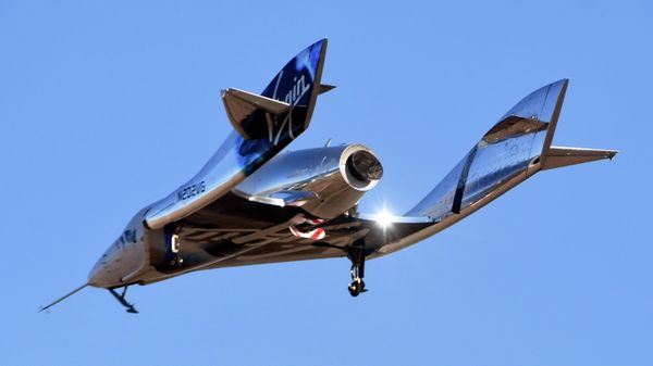 Virgin Galactic’s space tourism rocket plane SpaceShipTwo returns after a test flight  from Mojave Air and Space Port in Mojave, California, U.S. December 13, 2018. - Sputnik International