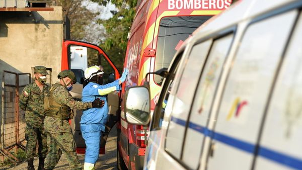 Army soldiers check an ambulance driver at the Penitenciaria del Litoral jail after prisoners died and others were injured in a riot in Guayaquil, Ecuador, September 28, 2021.  - Sputnik International