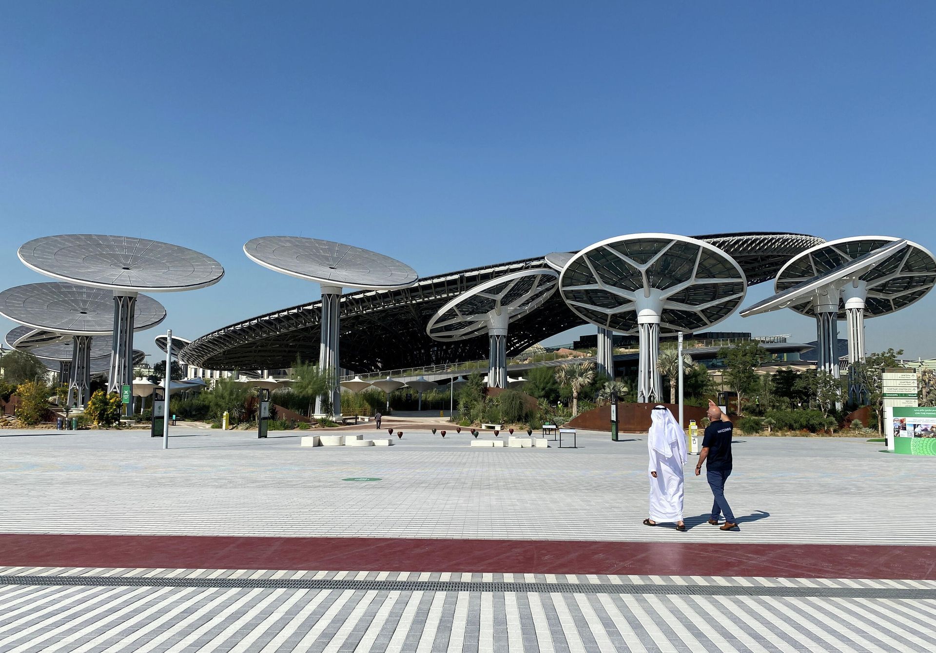 People walk at the site of Dubai Expo 2020 in Dubai, United Arab Emirates January 16, 2021 - Sputnik International, 1920, 30.09.2021