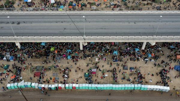 Some thousands of migrants take shelter as they await to be processed near the Del Rio International Bridge after crossing the Rio Grande river into the US from Ciudad Acuna in Del Rio, Texas, US September 18, 2021 - Sputnik International