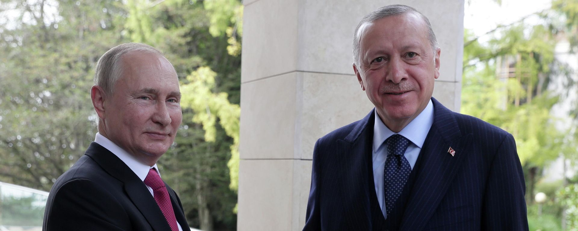 Russian President Vladimir Putin shakes hands with Turkish President Tayyip Erdogan during a meeting in Sochi, Russia September 29, 2021 - Sputnik International, 1920, 27.04.2023