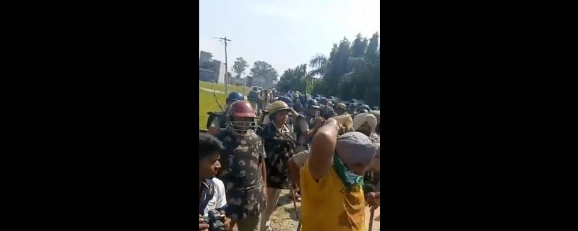 Farmers have broken 2 barricades, which were meant to keep them away from a BJP meeting, chaired by India MLA Farmers have broken 2 barricades, which were meant to keep them away from a BJP meeting, chaired by India MLA - Sputnik International, 1920, 30.09.2021