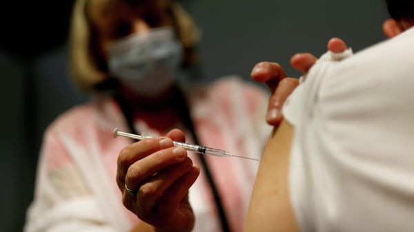 A medical worker administers a dose of the Comirnaty Pfizer BioNTech COVID-19 vaccine in a vaccination center in Nantes, France, September 14, 2021. - Sputnik International