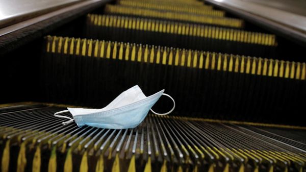 A protective mask is seen discarded on an escalator during the outbreak of the coronavirus disease (COVID-19) pandemic in Manhattan, New York City, U.S., September 3, 2021. - Sputnik International