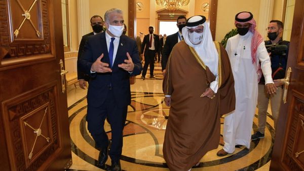 Israeli Foreign Minister Yair Lapid meets with Bahrain's Crown Prince Salman bin Hamad Al Khalifa in Manama, Bahrain, September 30, 2021 - Sputnik International