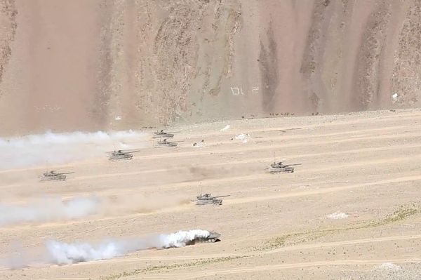 The Indian Army carries out live fire exercises in Ladakh in September 2021. - Sputnik International