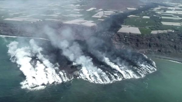 A screen grab shows lava and smoke following the eruption of a volcano on the Canary Island of La Palma, Spain, September 30, 2021 - Sputnik International