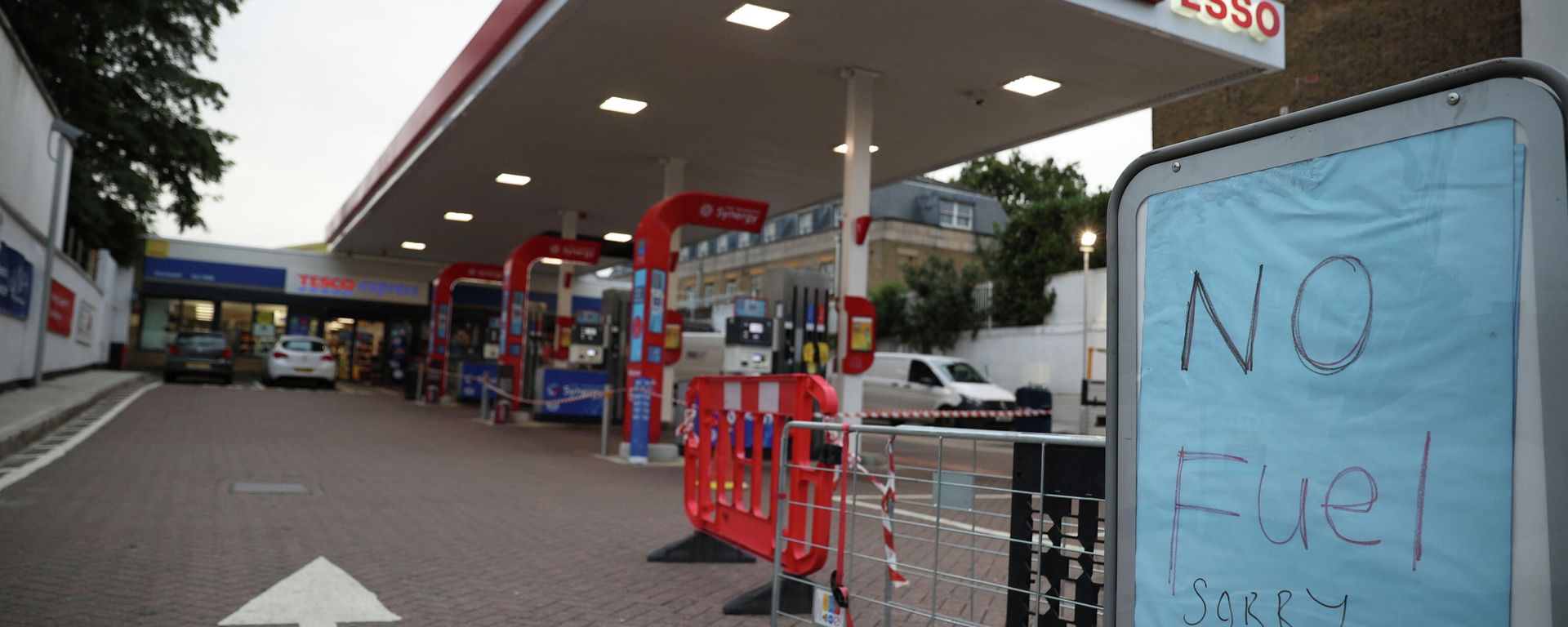 A sign indicates a lack of fuel at a fuel station, in London, Britain, September 30, 2021 A sign indicates a lack of fuel at a fuel station, in London, Britain, September 30, 2021 - Sputnik International, 1920, 01.10.2021