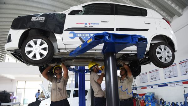 Indian students at the 'Japan-India Institute for Manufacturing' (JIM) attend the workshop supported by Maruti Suzuki India Ltd., at Ganpat University in Kherva, some 85km from Ahmedabad, on July 4, 2018 - Sputnik International