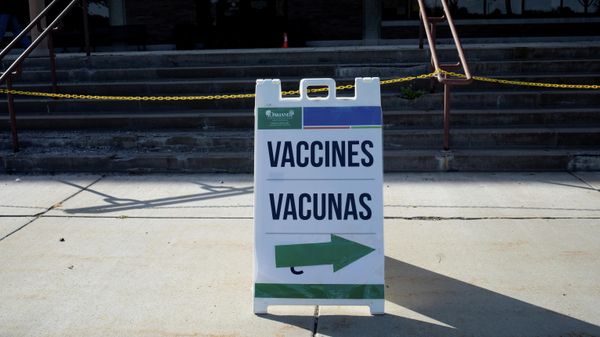 A sign pointing to a coronavirus disease (COVID-19) vaccination clinic stands in Southfield, Michigan, U.S., September 29, 2021. - Sputnik International