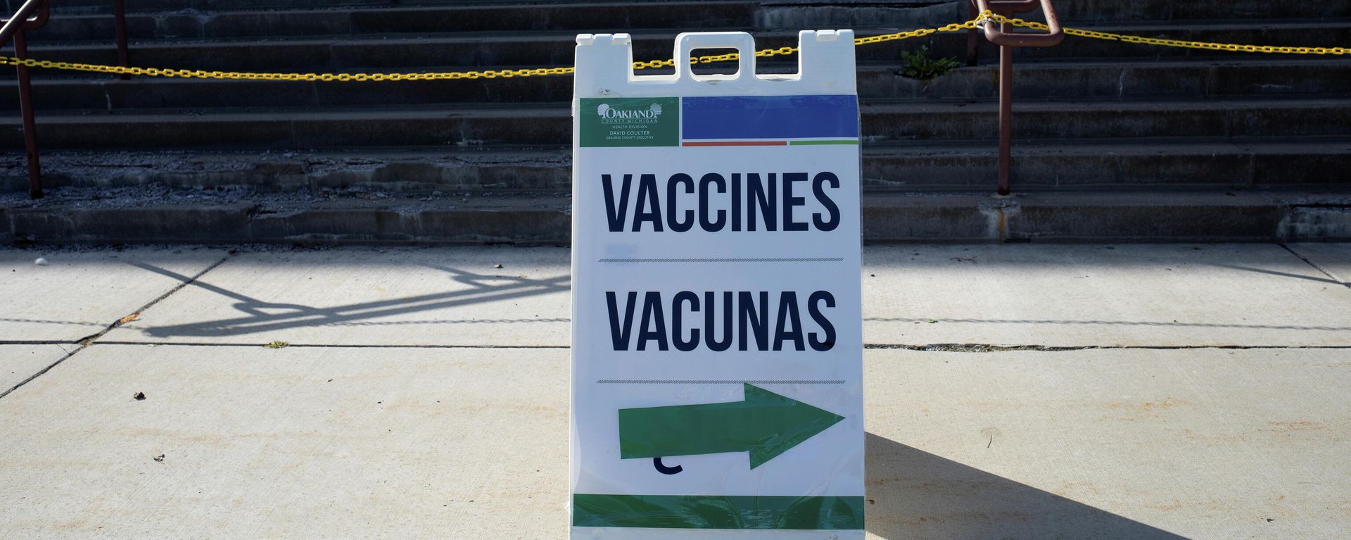A sign pointing to a coronavirus disease (COVID-19) vaccination clinic stands in Southfield, Michigan, U.S., September 29, 2021. A sign pointing to a coronavirus disease (COVID-19) vaccination clinic stands in Southfield, Michigan, U.S., September 29, 2021. - Sputnik International, 1920, 01.10.2021