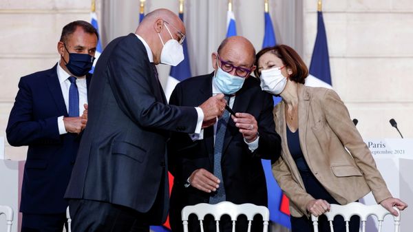 Greek Defence Minister Nikolaos Panagiotopoulos, Greek Foreign Affairs Minister Nikos Dendias, French Foreign Affairs Minister Jean-Yves Le Drian and French Defence Minister Florence Parly look at a pen during the signing ceremony of a new defence deal at The Elysee Palace in Paris, France September 28, 2021. - Sputnik International